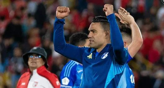 Hinchas de Santa Fe le lanzaron billetes a Falcao en El Campín y hubo cruce de palabras. A Montero en Manizales le lanzaron monedas. 