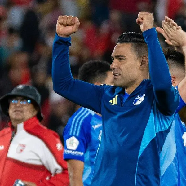 Hinchas de Santa Fe le lanzaron billetes a Falcao en El Campín y hubo cruce de palabras. A Montero en Manizales le lanzaron monedas. 