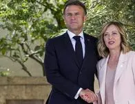 Emmanuel Macron en Italia para intentar mejorar sus relaciones con Giorgia Meloni