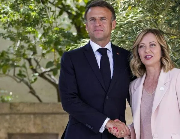 Emmanuel Macron en Italia para intentar mejorar sus relaciones con Giorgia Meloni