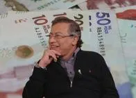 Presidente Petro y foto con dinero en pesos colombianos en nota sobre impuestos.