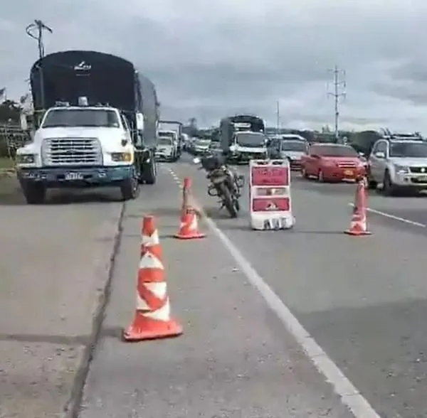 Motociclista murió en grave accidente de tránsito en la 80 y hay trancón