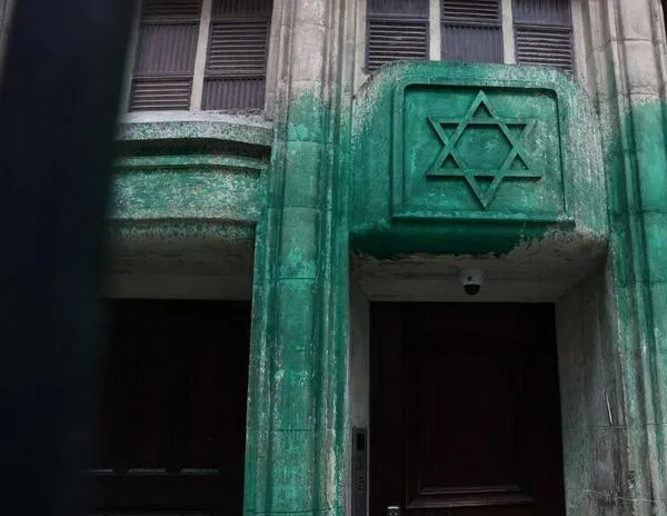 Tres serbios detenidos, sospechosos de lanzar pintura verde a cinco sitios judíos en París