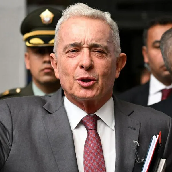 Juicio a Álvaro Uribe: Óscar Monsalve (testigo) fue visto ensayando declaración