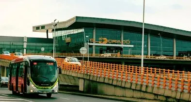 SITP pasando por el aeropuerto El Dorado, en nota sobre cuál es la ruta más antigua del sistema