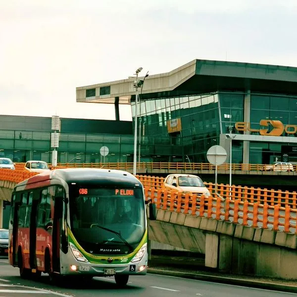 SITP pasando por el aeropuerto El Dorado, en nota sobre cuál es la ruta más antigua del sistema
