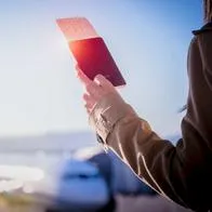 Foto de pasaporte, en nota de cuánto cuesta la visa de nómada digital en Colombia en 2025 