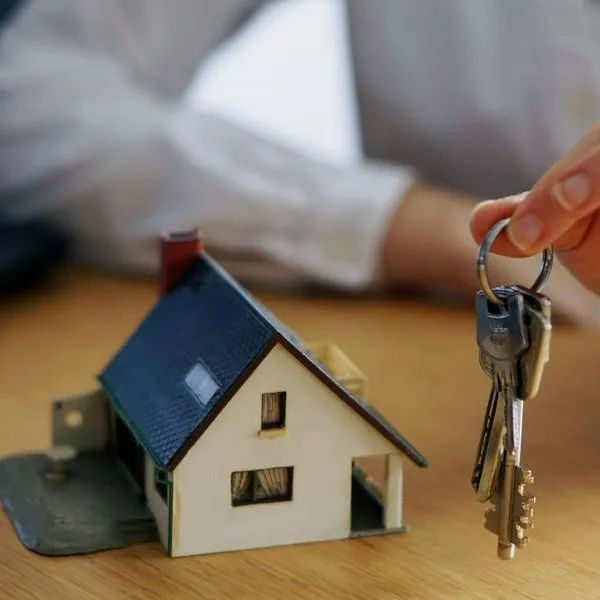 Cuál es la duración mínima de contrato de arriendo en vivienda y comercio