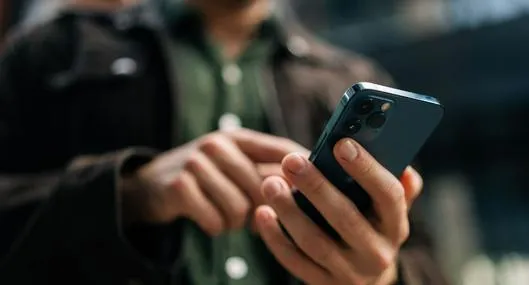 Padre hace impactante descubrimiento en el celular de su hijo asesinado