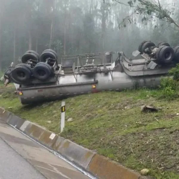 Grave accidente provocó cierre total en la vía Bogotá-Villavicencio: tractomula se volcó en el municipio de Chipaque, Cundinamarca. 