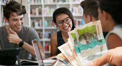 Universitarios y billetes de Colombia, en nota sobre nuevo "crédito-beca" para pagar la universidad