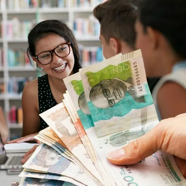 Universitarios y billetes de Colombia, en nota sobre nuevo "crédito-beca" para pagar la universidad