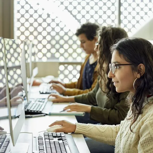 Jóvenes estudiantes, en nota sobre que a muchos les pagarán universidad con aportes de ciudadanos en Bogotá