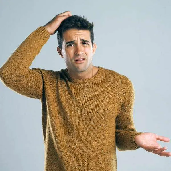 Foto de hombre confundido, en nota de qué nombres con coeficiente intelectual bajo, según estudio: muy comunes en Colombia