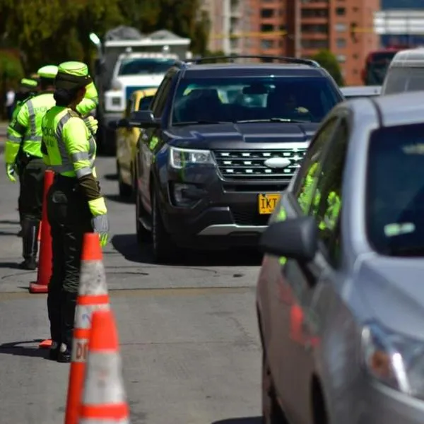 Conductores en Bogotá serán multados por lavar el carro en plena calle: será de 759.200 pesos y tendría sanciones también para la licencia. 