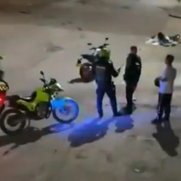 Policías dejaron escapar a capturados en flagrancia que asesinaron a hombre en Cali. El video delata la conducta irresponsable de los uniformados. 