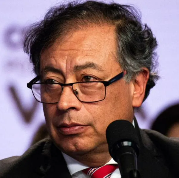 El presidente Gustavo Petro volverá a viajar a Francia. Confirmó que volará este fin de semana en medio de lío con cartas de Álvaro Leyva.