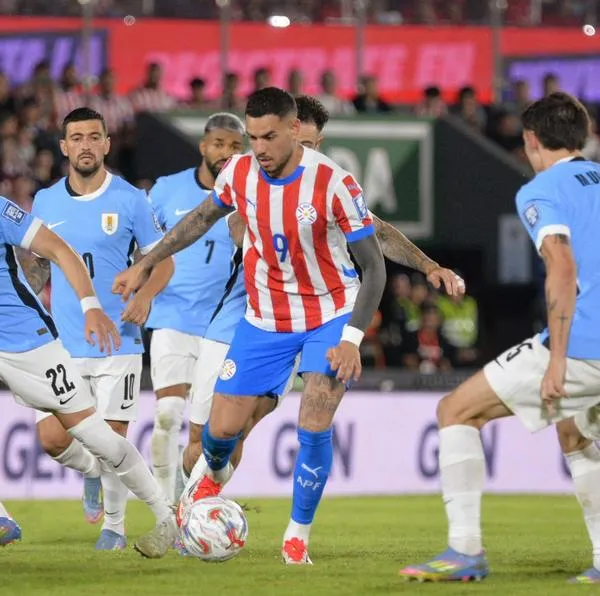 El jugador de Paraguay, Antonio Sanabria (centro), contra la defensa de Uruguay