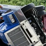 Cierre en vía Bogotá-Girardot por accidente de tractomula que tumbó poste 