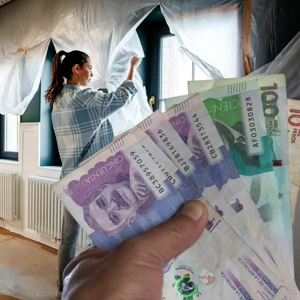 Mujer arreglando casa y billetes de Colombia, en nota sobre nuevo crédito con subsidio para remodelar el hogar