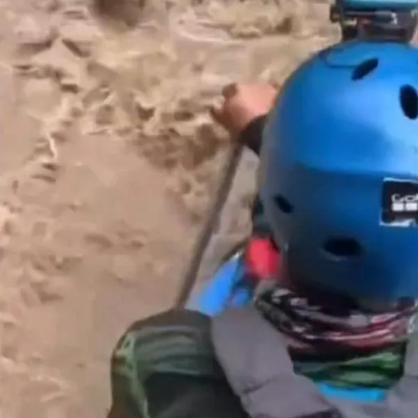 Video del momento en que sube creciente en río Güejar, Meta, en práctica rafting