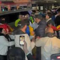Atentado a Miguel Uribe Turbay: caos en la Fundación Santa Fe de Bogotá por llegada de funcionarios del Gobierno tras ataque al senador.