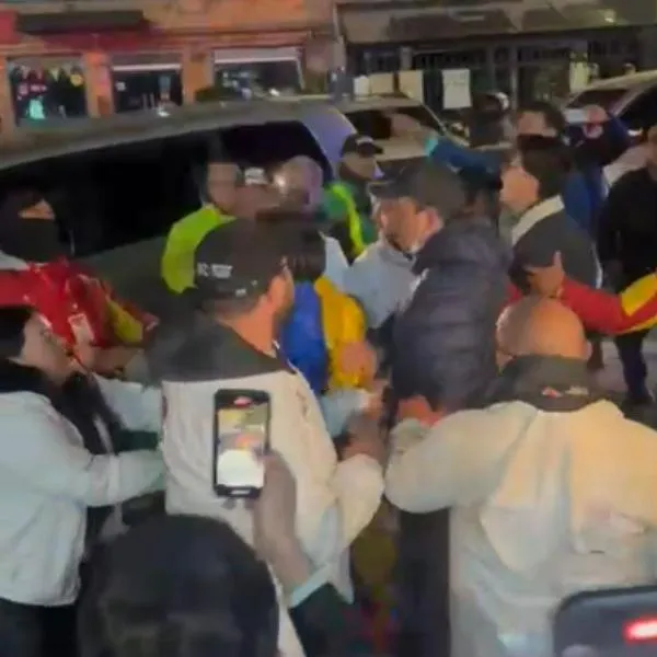 Atentado a Miguel Uribe Turbay: caos en la Fundación Santa Fe de Bogotá por llegada de funcionarios del Gobierno tras ataque al senador.