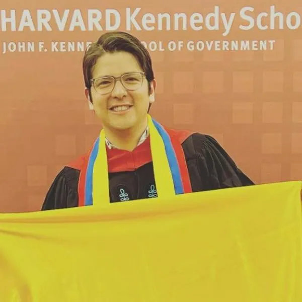 Sentido gesto de exalumnos de Universidad de Harvard con Miguel Uribe