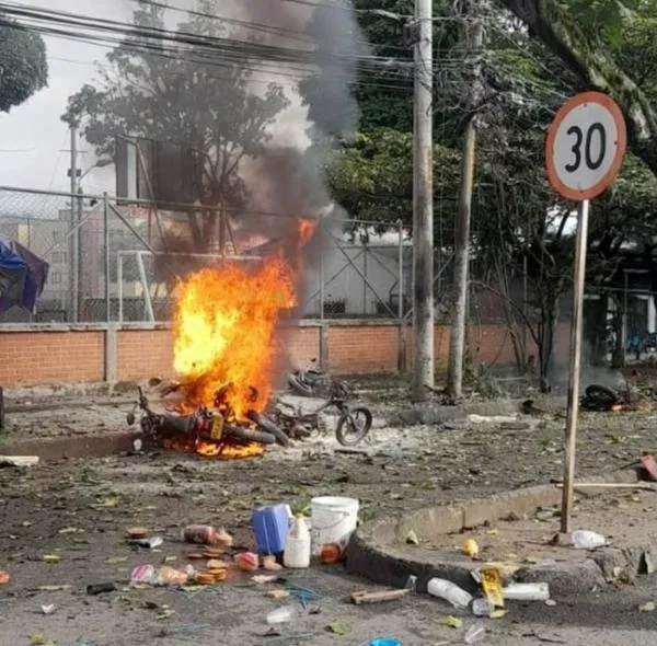 Desgarrador relato de mujer que vivió moto bomba que explotó en Cali: "El estruendo fue horrible", dijo en Blu Radio. Hay dos muerte confirmadas. 