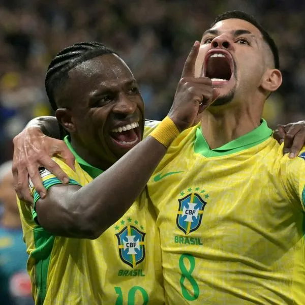 Vinicius Jr. y Bruno Gimaraes celebrando el gol de Brasil vs. Paraguay para clasificar al Mundial 2026