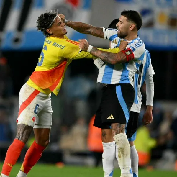 Encontronazo entre jugadores al final de Argentina vs. Colombia