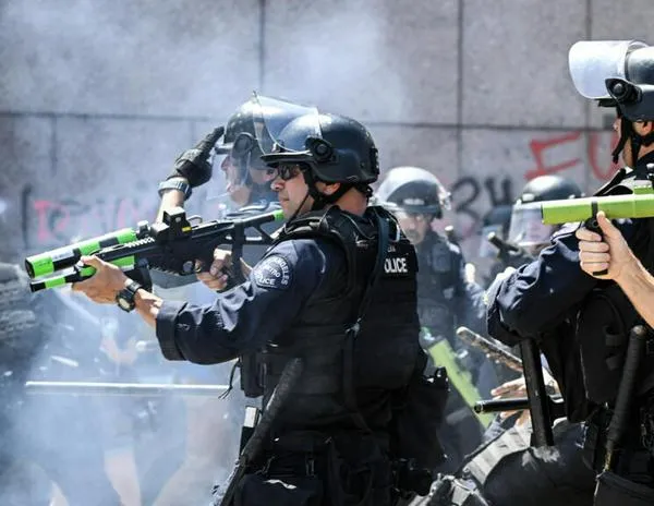 Los Ángeles siguen los arrestos bajo toque de queda, mientras Texas despliega la Guardia Nacional