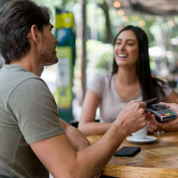 Foto de personas en restaurante, en nota de qué es más barato entre dividir cuenta o que cada uno pague lo suyo, según expertos