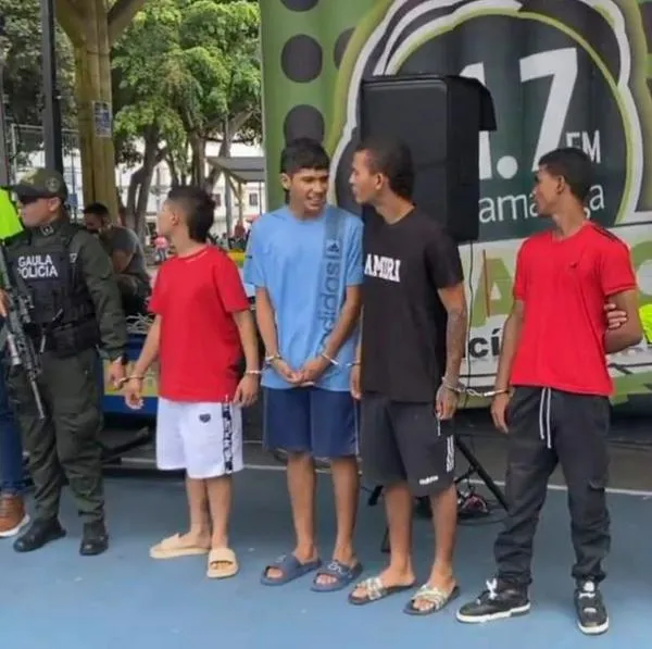 Momento en el que unos criminales en Bucaramanga se rieron cuando les mostraron el video de un asesinato que cometieron