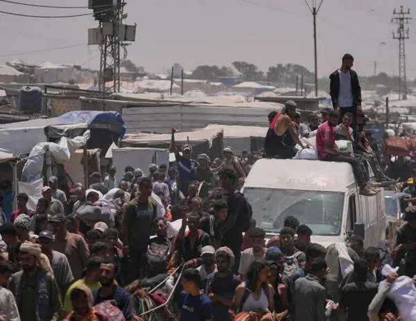 Los gazatíes, dispuestos a arriesgar sus vidas por la escasa ayuda humanitaria