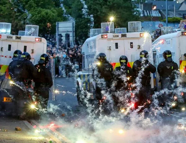 Tercera noche de disturbios antiinmigrantes en Irlanda del Norte tras un intento de violación