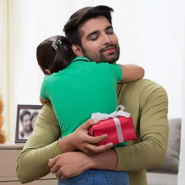 Foto de regalo a papá, en nota de Día del padre 2025 y dónde comprar regalo, Falabella, Alkosto, Arturo Calle y más
