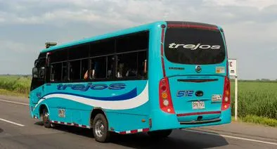 Foto de flota en Colombia, en nota de que en vacaciones de mitad de año en 2025, cómo comprar pasajes de bus por internet