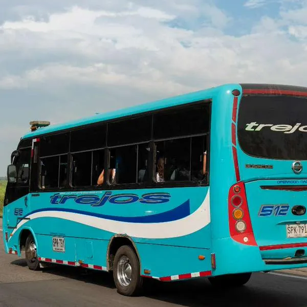 Foto de flota en Colombia, en nota de que en vacaciones de mitad de año en 2025, cómo comprar pasajes de bus por internet