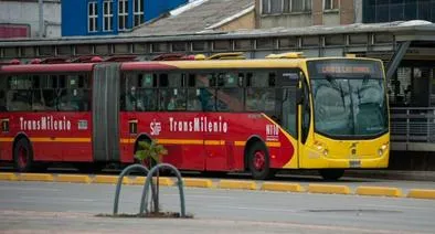 Un bus de Transmilenio, sistema de transporte de Bogotá que dejará de operar con una ruta