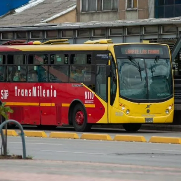 Un bus de Transmilenio, sistema de transporte de Bogotá que dejará de operar con una ruta