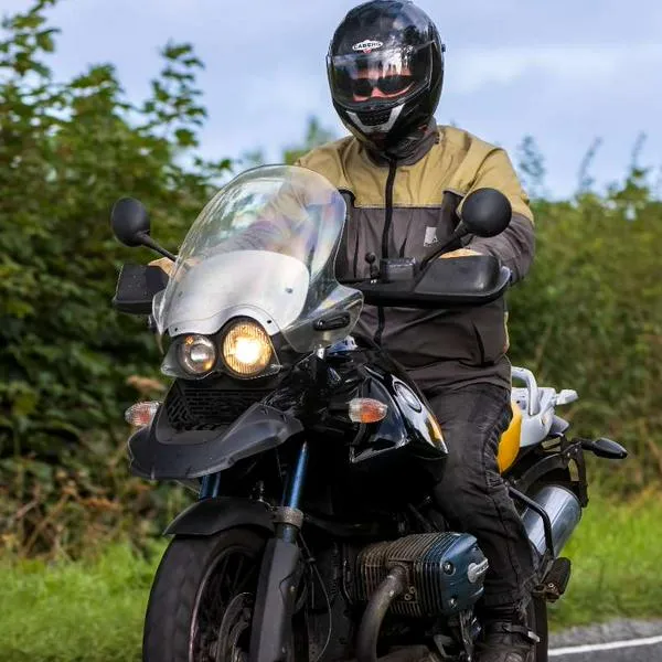 Foto de motociclista, en nota de cuánto tiempo puede andar una moto sin aceite: esto es lo primero que debe hacer