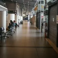 Sorpresa en el aeropuerto El Dorado: sancionaron dos locales por incumplimientos que encontró la SIC en la terminal aérea. 