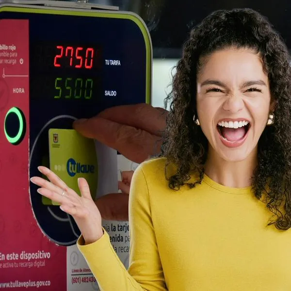 Pasaje de Transmilenio y joven feliz, en nota sobre que dan pasajes gratis a miles de jóvenes