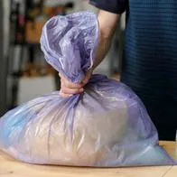 Foto de bolsas, en nota de qué significa que alguien guarda bolsas dentro de otra bolsa, según psicología