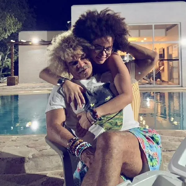Hija de 'El Pibe Valderrama abrazándolo, en nota sobre que ella se casó