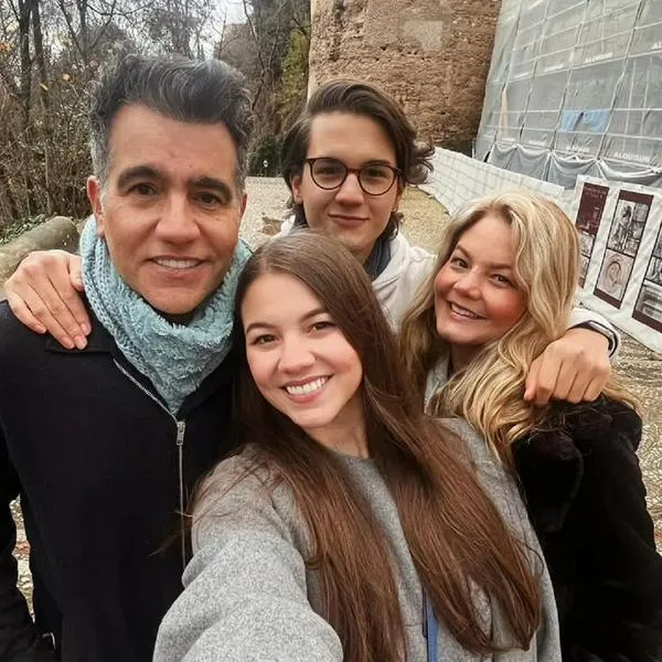 Carlos Calero, su esposa e hijos, en nota sobre quién es su hija, que se va a casar