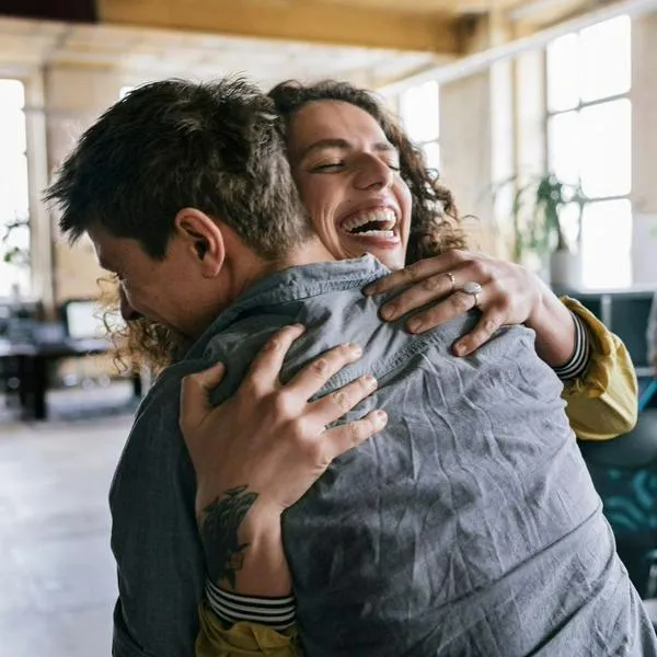 Personas abranzandose / Getty