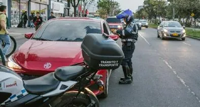 Agente de tránsito de Bogotá, en nota sobre práctica común por la que suspendieron cientos de licencias de conducción