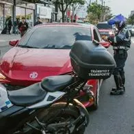 Agente de tránsito de Bogotá, en nota sobre práctica común por la que suspendieron cientos de licencias de conducción